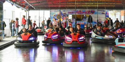Menschen in einem Fahrgeschäft