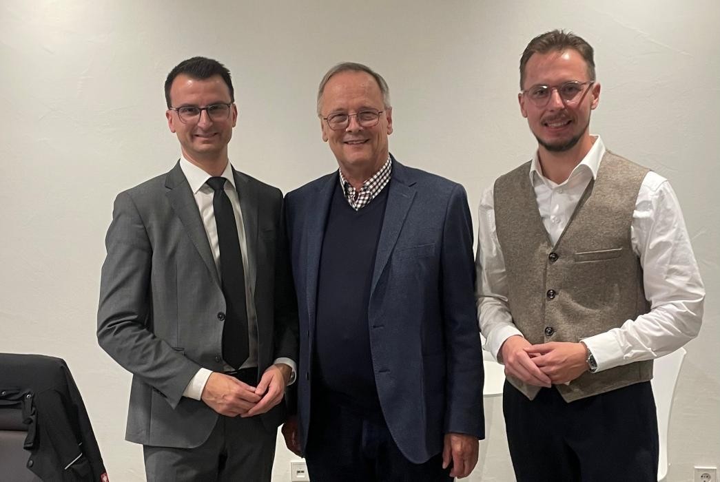 auf dem Bild von links Bürgermeister Michael Moser, Alfred Himmelsbach, Marius Wagner