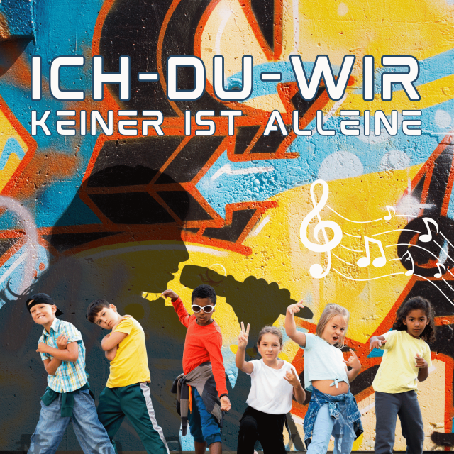 Tanzende Kinder auf einer Bühne